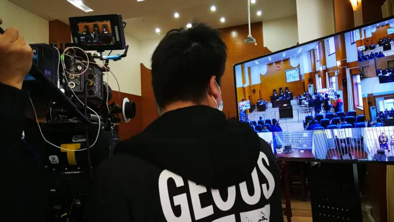 AI生成VS人工创意——普洱广告片拍摄公司的技术浪漫主义实践